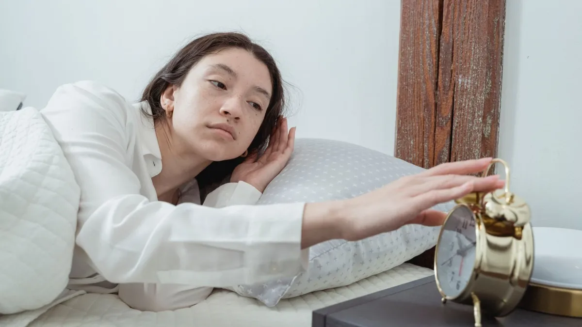 Becoming an early riser is less about one burst of willpower than repeatedly following the same routine. In a landmark habit study, daily behaviours took a median of 66 days to become largely automatic—but individual estimates ranged from 18 to 254 d
