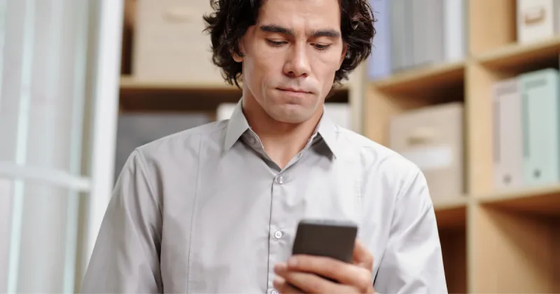 Psychology says people who never write in the group chat aren't antisocial or indifferent — they're often the ones who read every message twice and feel the stakes of a wrong word more than anyone else in the thread